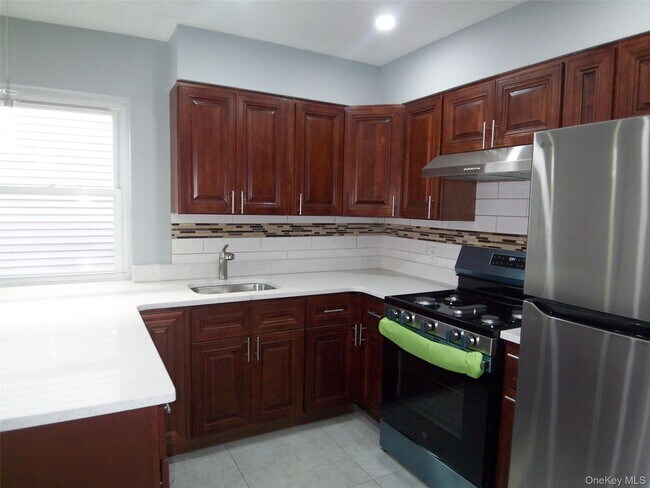 Foto del edificio - 1008 E 228th St
