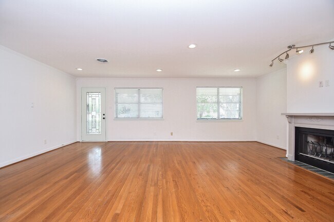 Foto del edificio - 6602 Housman