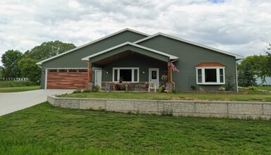 Building Photo - 661 E River Dr