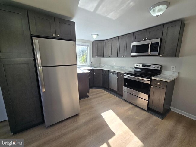 Building Photo - 286 N Oak Ave