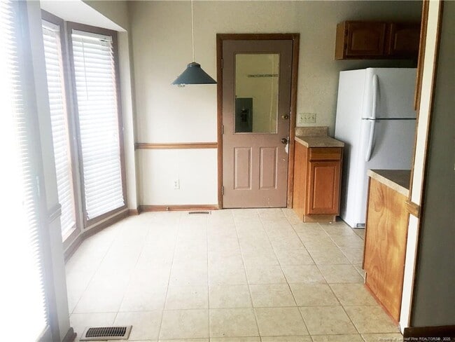 Building Photo - 6886 Kingsgate Dr