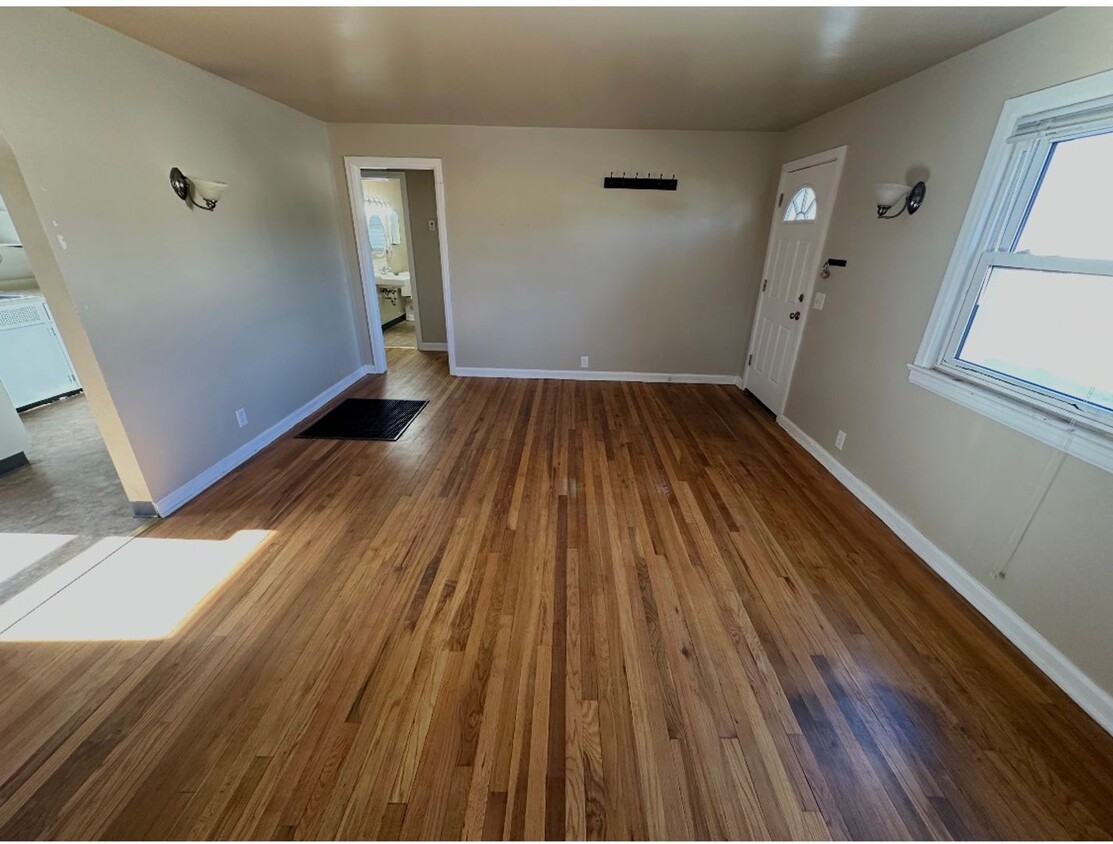 Building Photo - 1 bed 1 bathroom Single Family Home