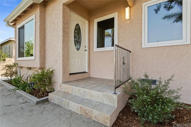 Foto del edificio - 7742 Bakman Ave