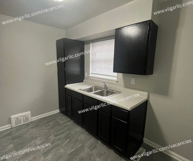 Building Photo - Spacious & Updated 2 large bedrooms & 2 fu...