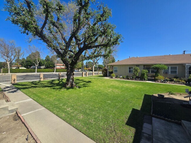 Building Photo - Gardengrove11632-36