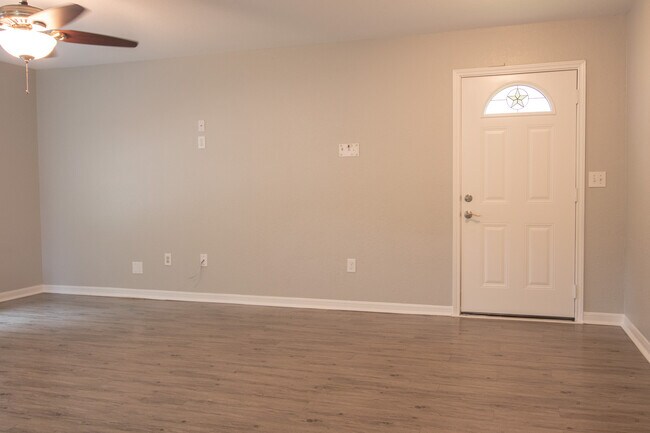 Foto del edificio - 155 Pine Burr St