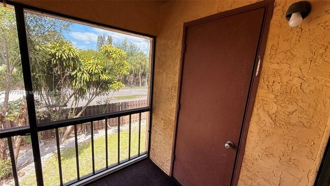 Foto del edificio - 5987 Forest Hill Blvd