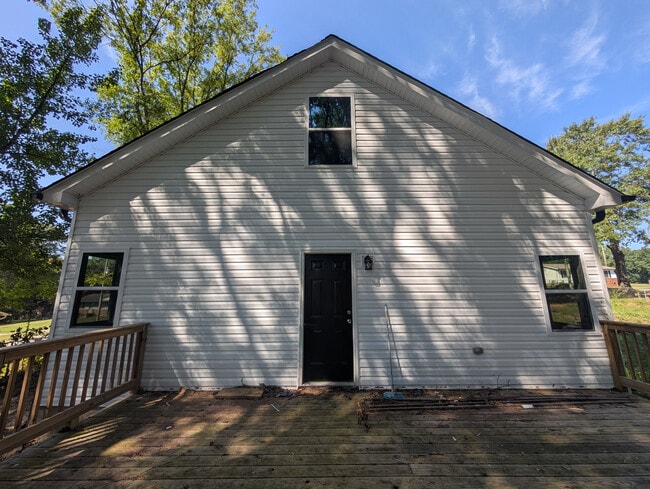 Building Photo - Room in House on Hart St