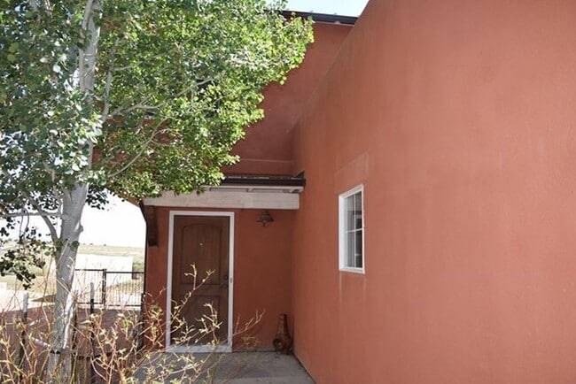 Building Photo - 3 bedroom 2 bath near golf course