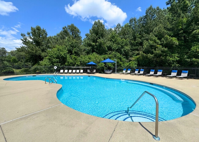 Piscina estilo resort con terraza para tomar el sol - Hidden Lake