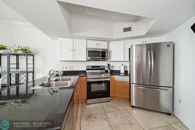 Building Photo - 1750 N Bayshore Dr