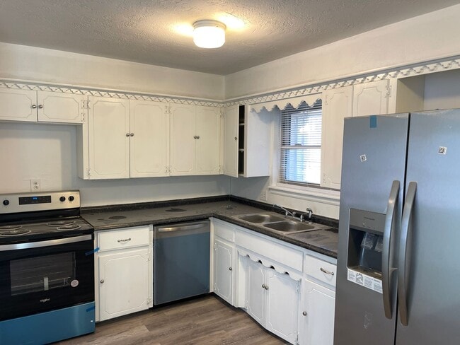 Building Photo - 4 bed 1.5 bath converted garage! Section 8...
