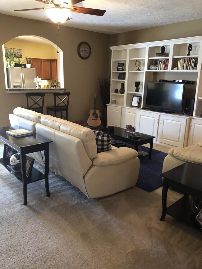 Foto del edificio - 8109 Valley Oak Dr