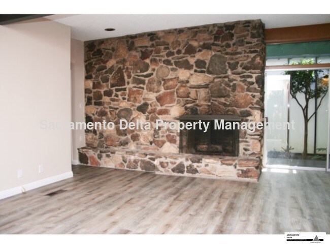 Building Photo - 2 Bd S. Land Park Hills Duplex