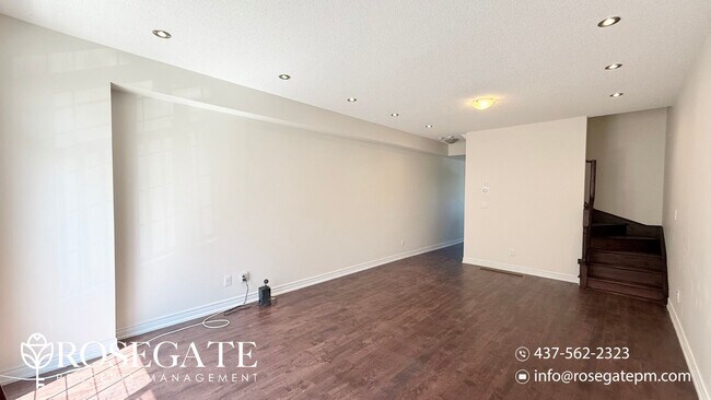 Building Photo - Modern 2+Den Townhome in Scarborough – 140...