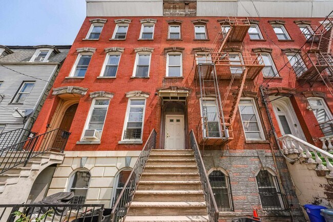Building Photo - 370 Forrest St