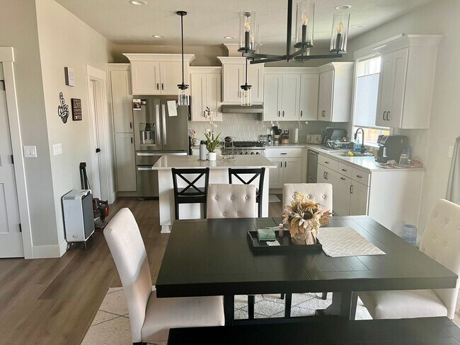 Foto del edificio - GORGEOUS CUSTOMIZED HOME - ALL THE DETAILS HERE!! 4bd/2.5ba + Bonus Rooms Excellent Location!!