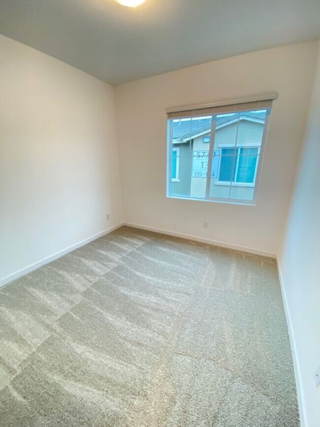Building Photo - 5730 Sky Pointe Dr