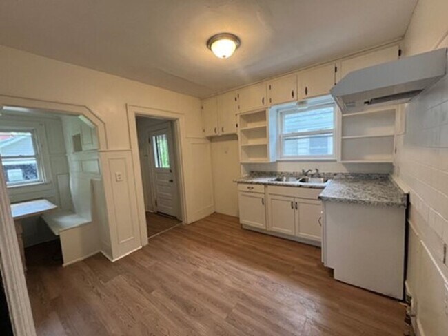 Foto del edificio - Spacious 4-Bedroom Home