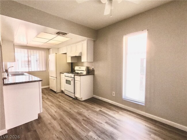 Building Photo - 1405 E Vegas Valley Dr