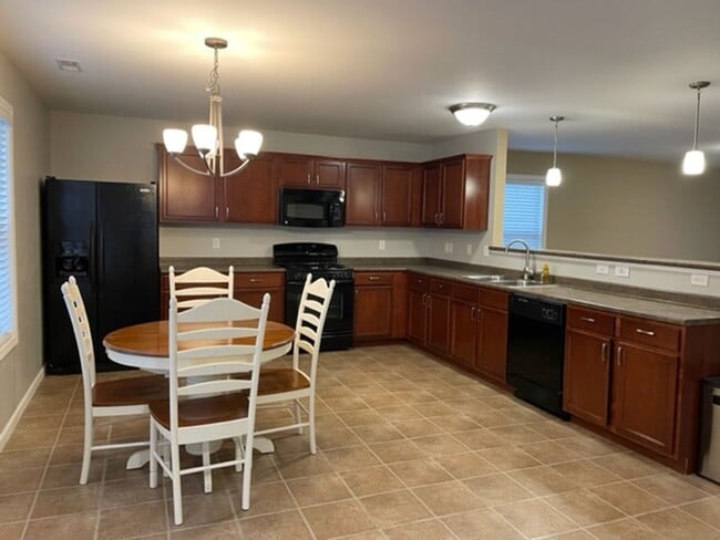 Building Photo - 4 Bedroom House Available August In Gilmor...