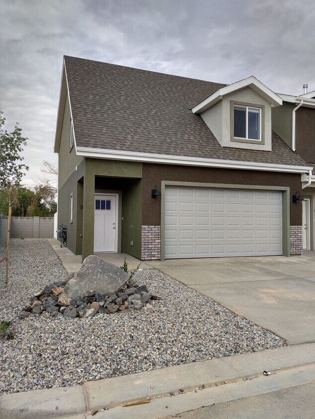 Foto principal - Nearly New with Beautiful Views