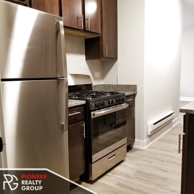 Building Photo - East Lakeview 1 bed