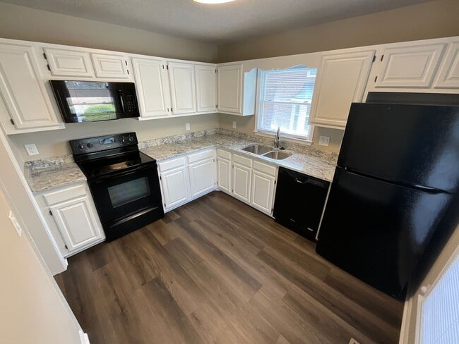 Building Photo - Newly renovated 2/2 townhome in High Point...