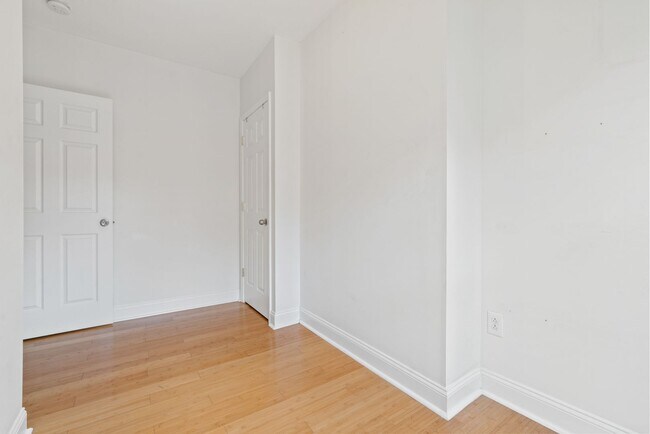 Foto del edificio - 5214 Dresden Wy