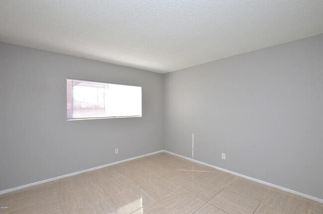 Building Photo - 320