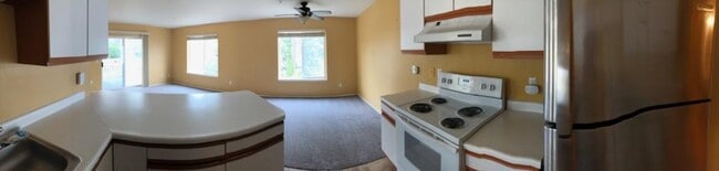 Natural ligh open concept living - 2255 Highview Ln W