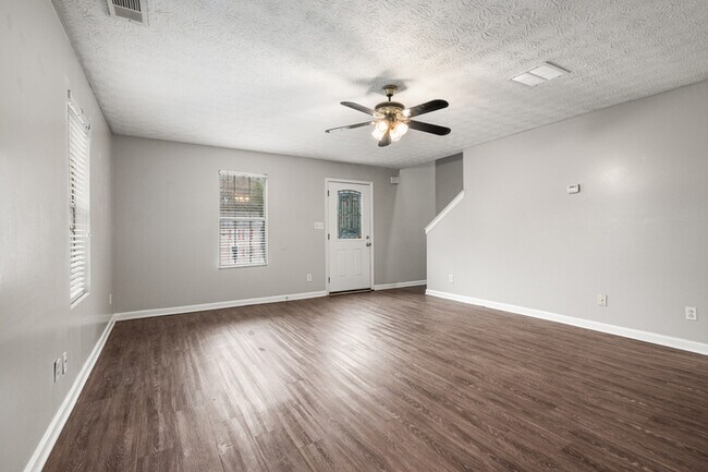Foto del edificio - Modern 2-Story Home with Deck & Private Wooded Backyard