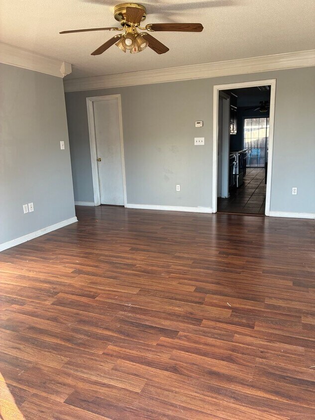 Foto del edificio - 2910 E Moore Ave