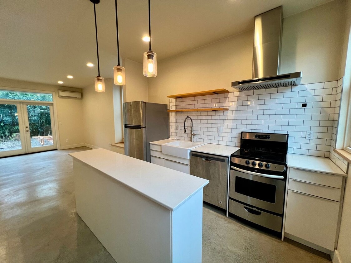 Primary Photo - Roomy/Modern Two-Story, 1 Bedroom + Office...