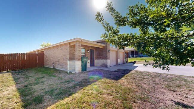 Building Photo - 1705 Aztec Trce