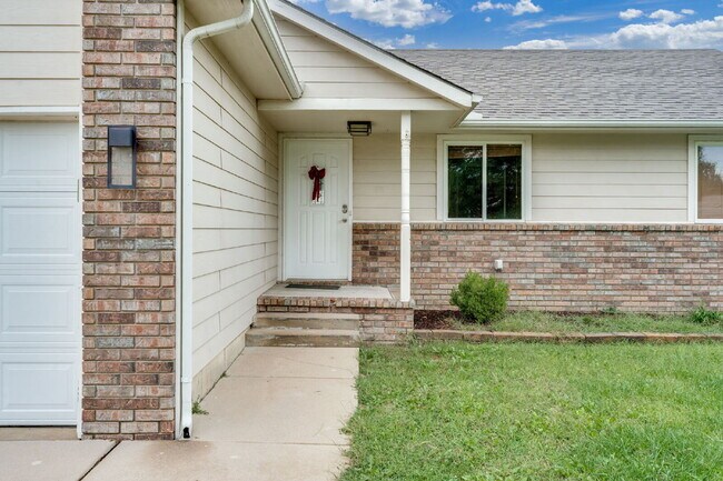 Foto del edificio - "Spacious 4-Bedroom Gem with 3 Full Baths ...