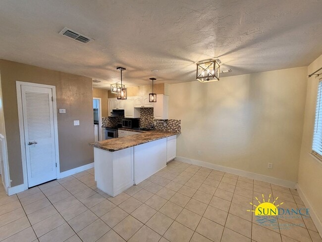 Building Photo - Stunning Townhouse in the Heart of Destin!