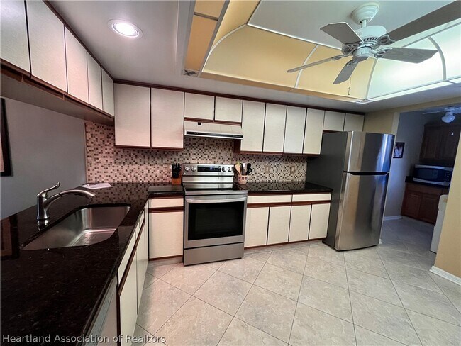 Building Photo - 2921 Summer Tree Dr