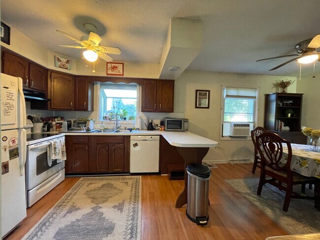Kitchen - 39 Lisburn Ave
