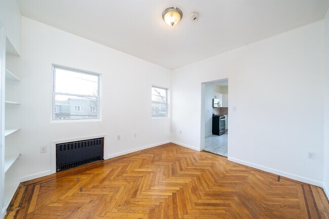 Foto del edificio - 323 Webster Ave