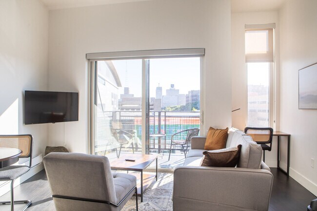 Foto del edificio - 550 W Juneau Ave