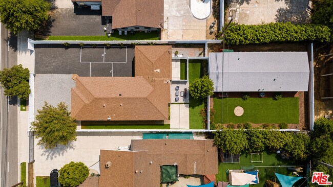 Foto del edificio - 6033 Fallbrook Ave