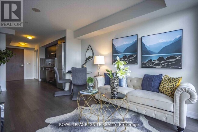 Photo du bâtiment - 255 Village Green Square