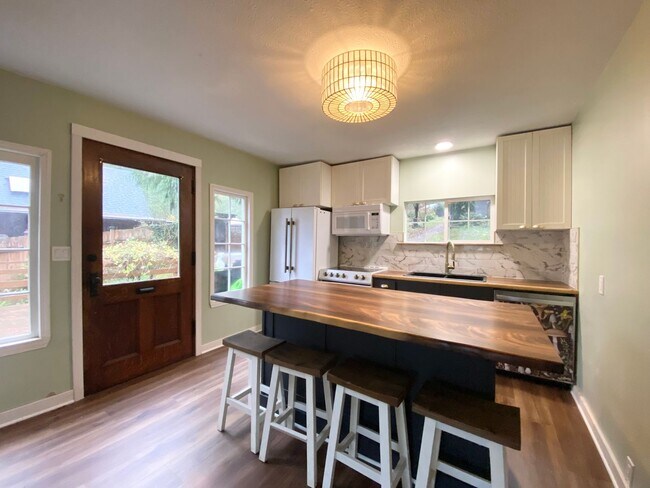 Building Photo - Beautiful lakefront home in Black Diamond!