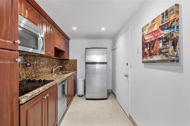 Building Photo - 5555 Collins Ave