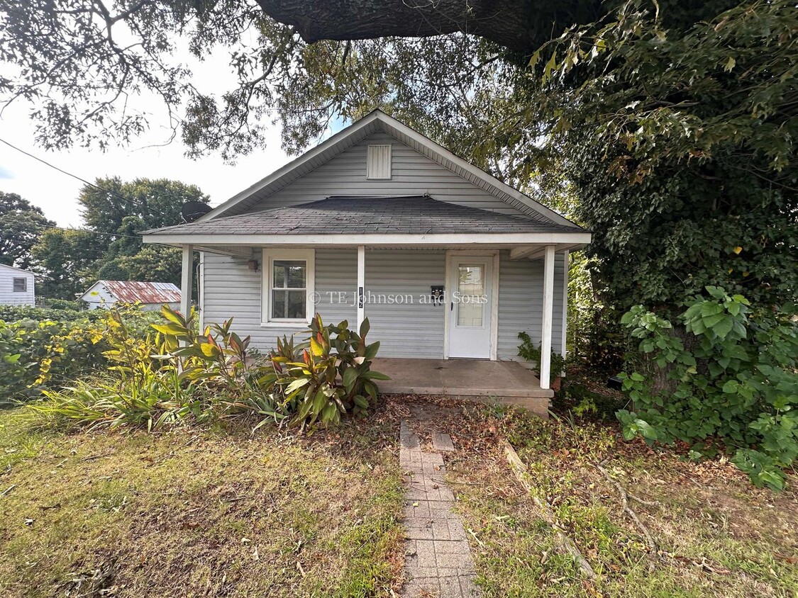 Primary Photo - Cute Bungalow Convenient to Downtown