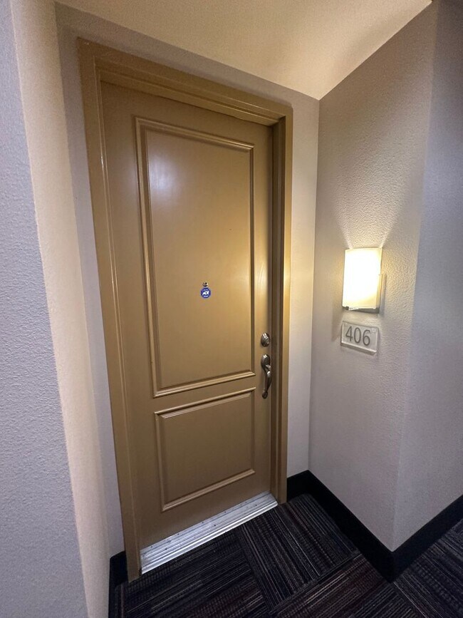 Building Photo - Luxury living Mid-High Rise Condo in Silve...