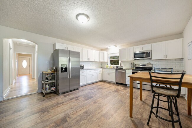Foto del edificio - Lovely 3 bedroom bungalow close to downtown Durham!