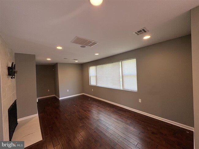 Building Photo - 5002 Barnaby Ln