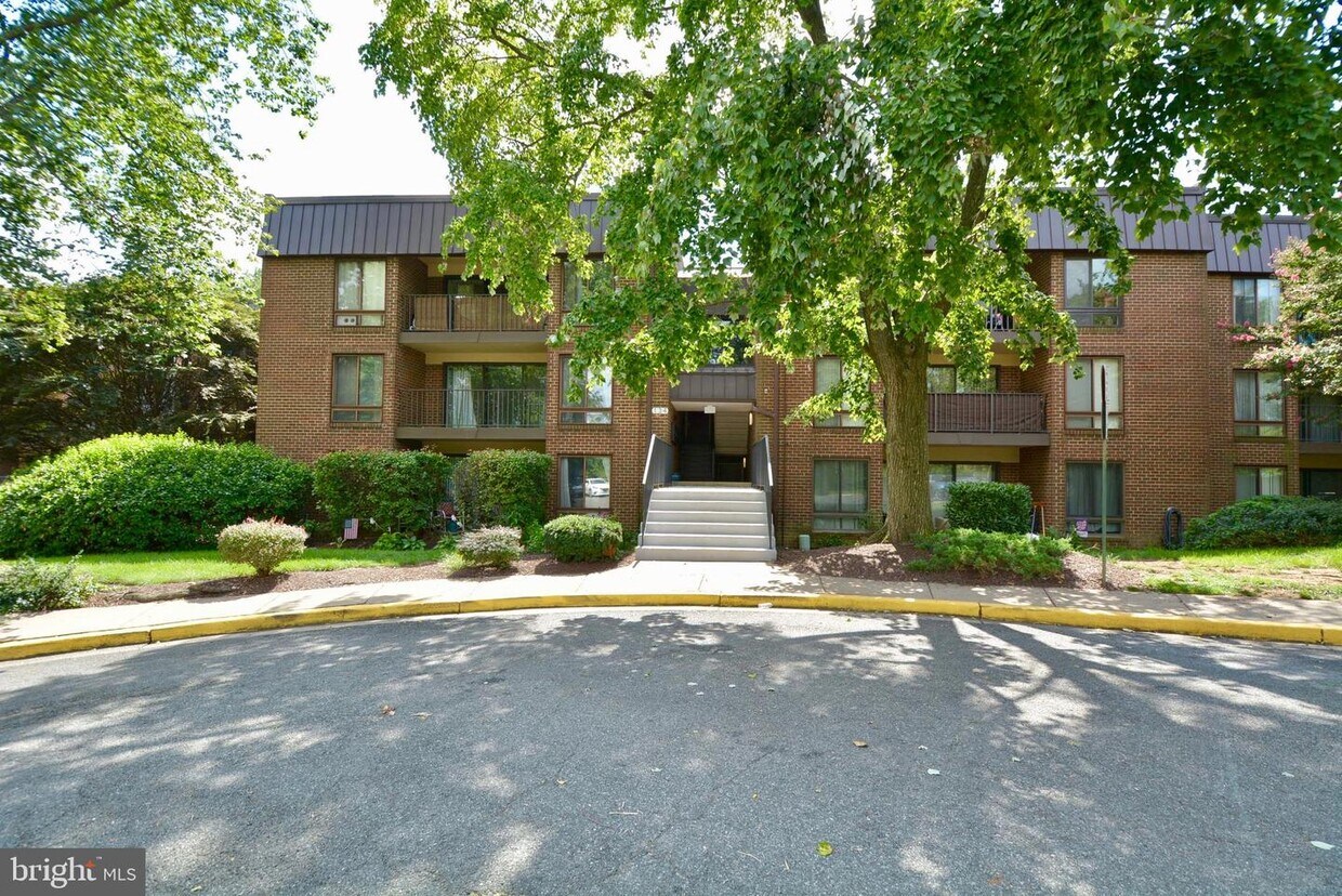 134 Roberts Ln Unit 300, Alexandria, VA 22314 Condo for Rent in